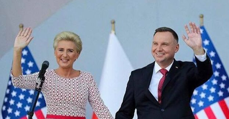 Biało-czerwona Agata Duda towarzyszy mężowi podczas spotkania z amerykańską Polonią (FOTO)