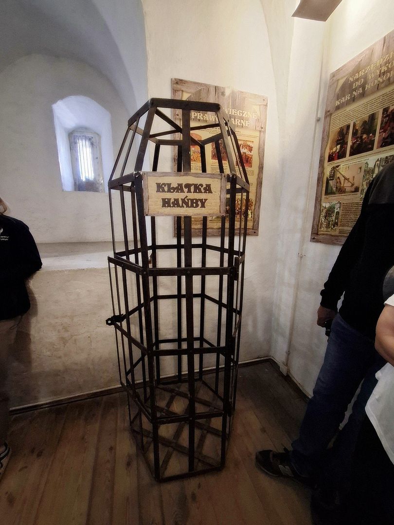 Słynna Krzywa Wieża w Ząbkowicach Śląskich to jedno z ciekawszych miejsc na weekendową wycieczkę. Oprócz ciekawej historii zobaczycie tam słynną salę tortur.