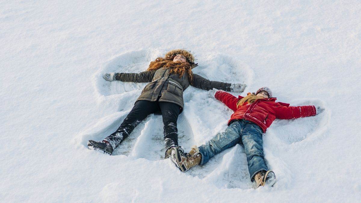 Full length of girls making snow angels
High angle view of sisters making snow angels. Full length of girls are lying on snow. They are enjoying during winter.
HRAUN