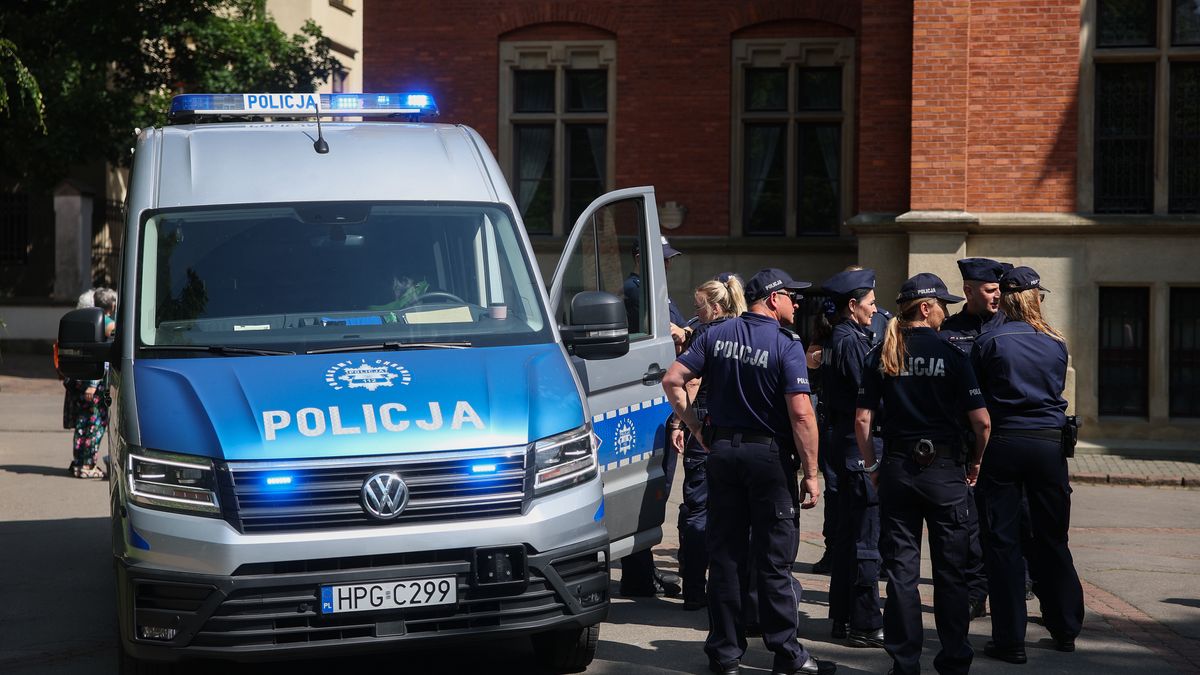 Kraków, 31.05.2025. Policja zabezpiecza protest studentów Uniwersytetu Jagiellońskiego przed gmachem Collegium Novum UJ w Krakowie, 31 bm. Demonstracja odbyła się w rocznicę zawieszenia sześciu studentów uczelni za wysuwanie żądań remontu Domu Studenckiego "Kamionka". (mr) PAP/Łukasz Gągulski