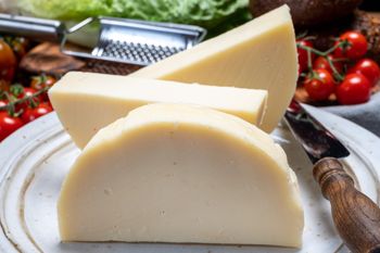 Ten ser powinno się podawać dzieciom i seniorom. Ma mnóstwo białka i wapnia, przyspiesza regenerację