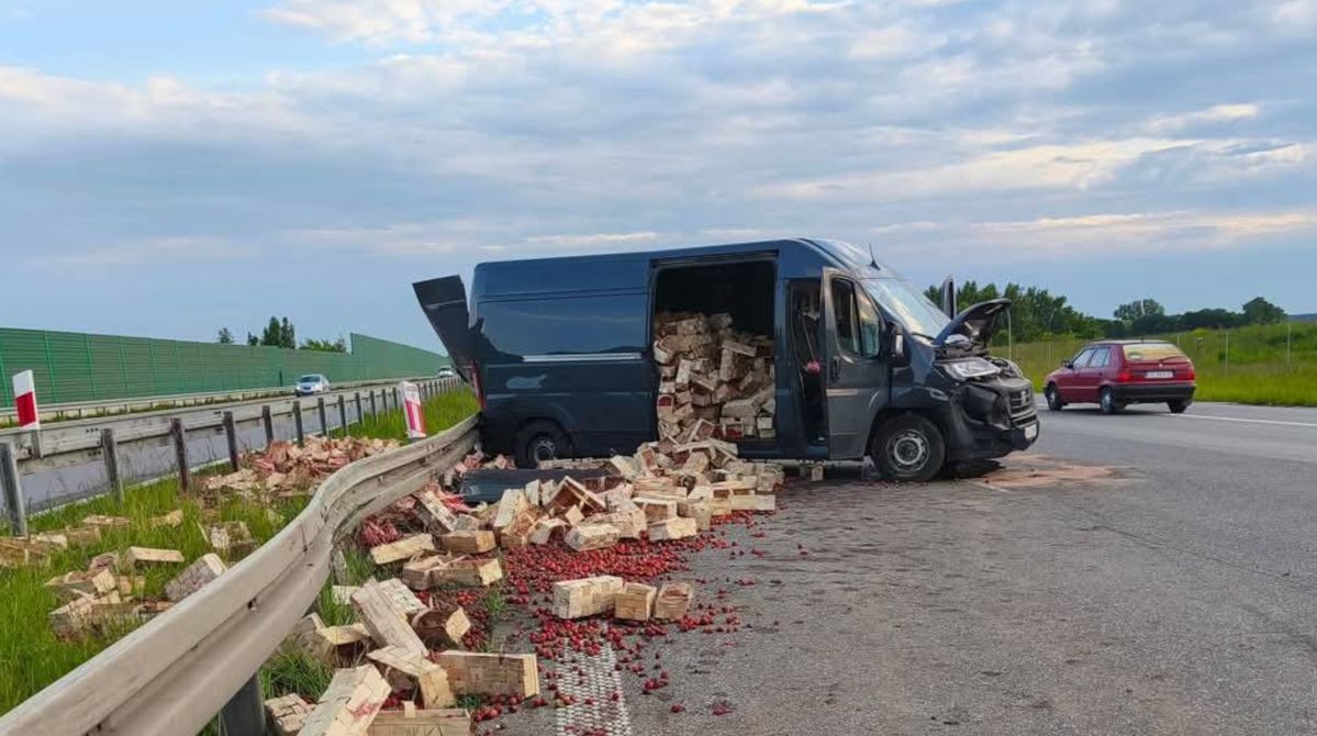 Dostawczak uderzył w bariery na A1. Na drodze tysiące truskawek