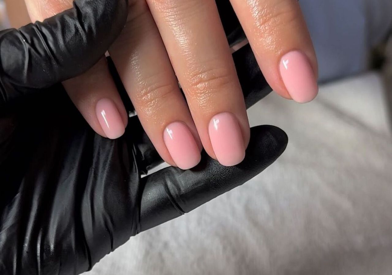 Manicure, który odmładza dłonie. Już nie pomalujesz paznokci na inny kolor