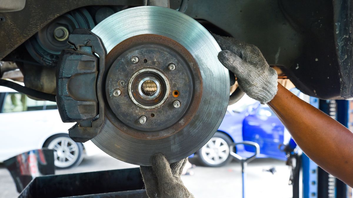 Wymiana tarcz hamulcowych nie jest czynnością trudną, choć można napotkać pewne komplikacje.