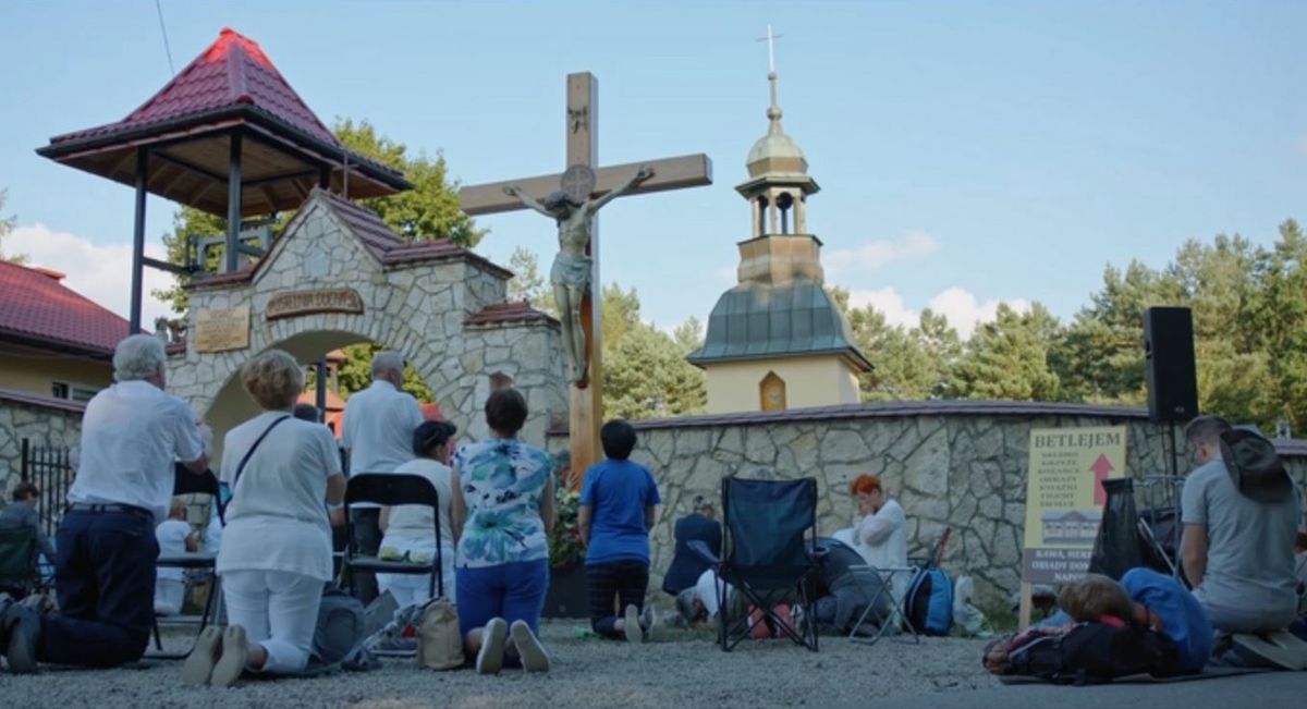 Kadr z filmu "Bóg i wojownicy lunaparków" Bartłomieja Żmudy