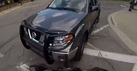 Pickup idzie na czołówkę z motocyklem