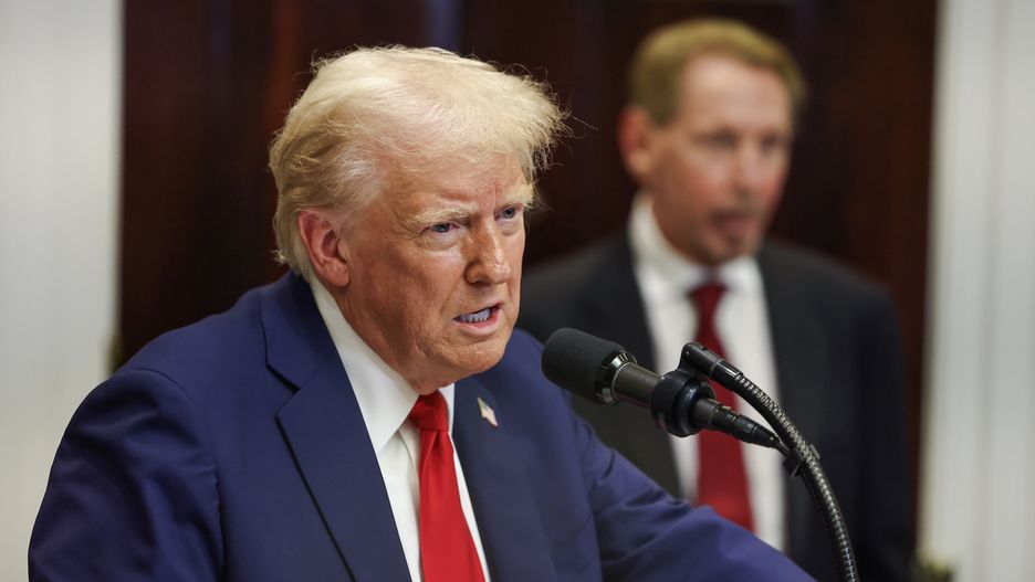 US President Donald Trump delivers remarks on artificial intelligence (AI) infrastructure in the Roosevelt Room of the White House in Washington DC, USA, 21 January 2025. Trump is expected to announce a 500 US billion dollar AI infrastructure investment in the US. EPA/AARON SCHWARTZ / POOL Dostawca: PAP/EPA.