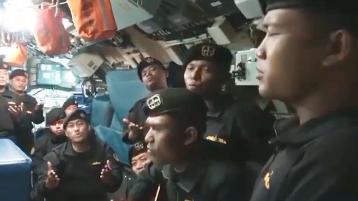 Załoga łodzi podwodnej zaśpiewała piosenkę