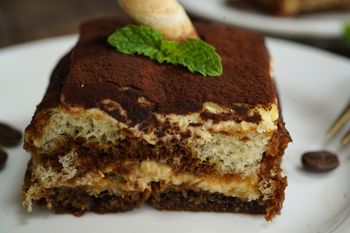 Zapomnij o klasycznym tiramisu. Ciasto cappuccino też zrobisz bez pieczenia