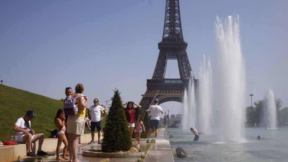 Heatwave in France
epa12208712 People cool off with water from Varsovie fountain by the Eiffel Tower during a heatwave in Paris, France, 01 July 2025. The hottest day of this heatwave on 01 July 2025, will register temperatures peaking into 40-41 degrees Celsius, in several departments, according to Meteo France.  EPA/YOAN VALAT 
Dostawca: PAP/EPA.
YOAN VALAT
Eiffel Tower, cooling, tourists, hot weather