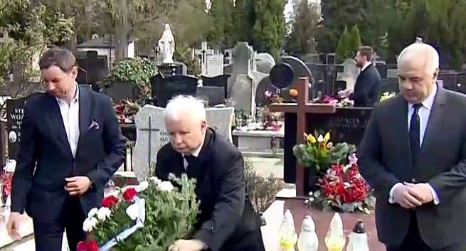 Jarosław Kaczyński na Powązkach mimo zakazu nie zaszkodzi PiS-owi, bo teraz liczy się tylko epidemia (opinie)