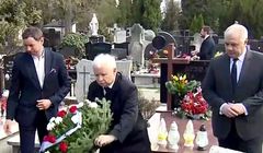 Jarosław Kaczyński na Powązkach mimo zakazu nie zaszkodzi PiS-owi, bo teraz liczy się tylko epidemia (opinie)