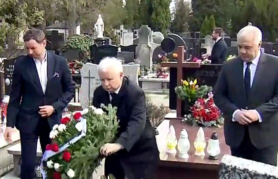 Jarosław Kaczyński na Powązkach mimo zakazu nie zaszkodzi PiS-owi, bo teraz liczy się tylko epidemia (opinie)