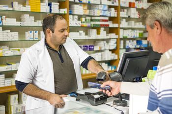 Recepta bez wizyty u lekarza. Kiedy farmaceuta może ją wystawić?