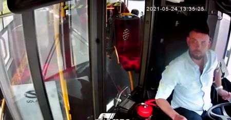 Niezwykłe zachowanie kierowcy autobusu. Mężczyzna pospieszył z pomocą kobiecie na wózku inwalidzkim.