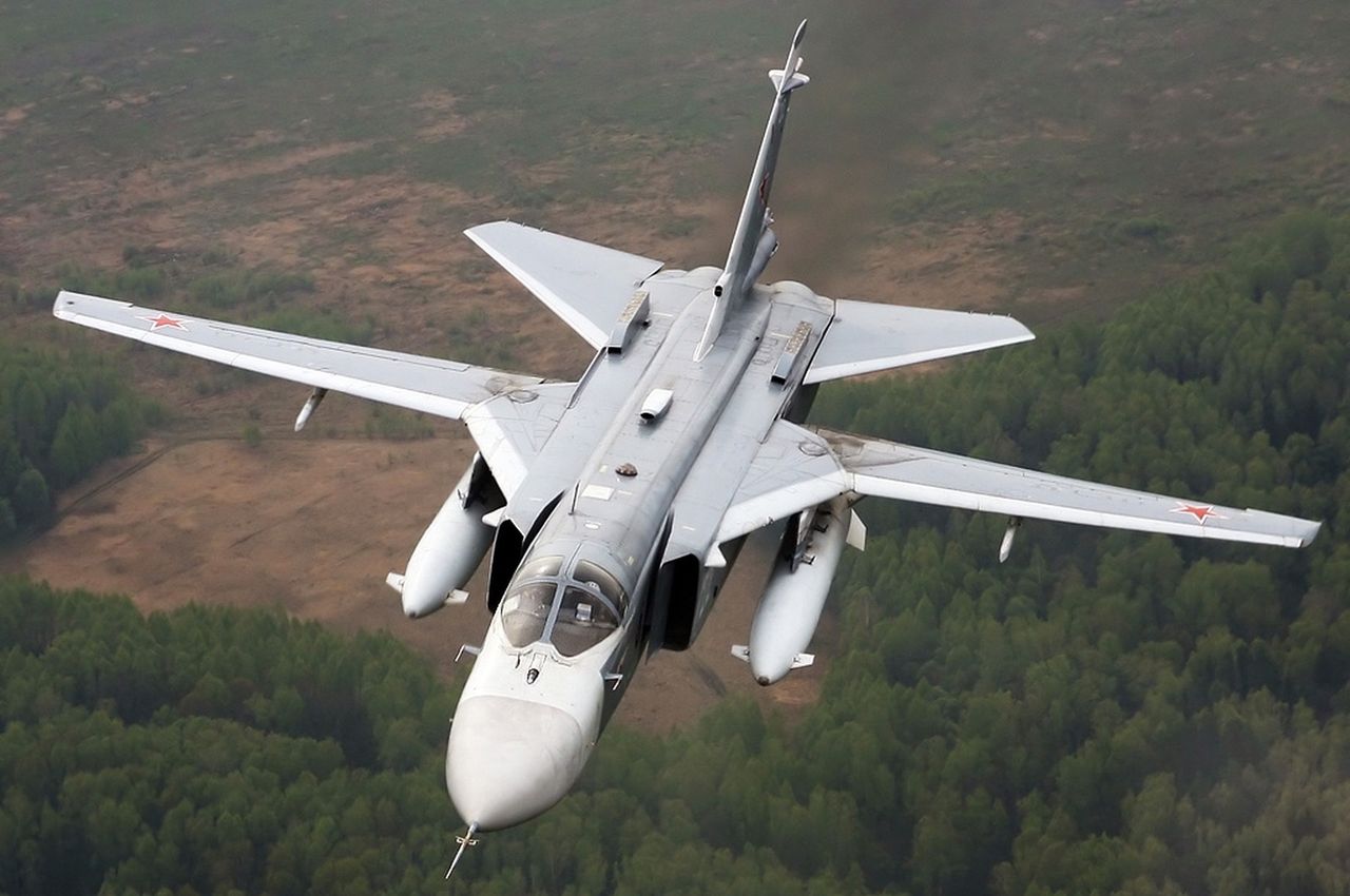 Samolot Su-24M. Maszyna tego typu została podpalona w Nowosybirsku