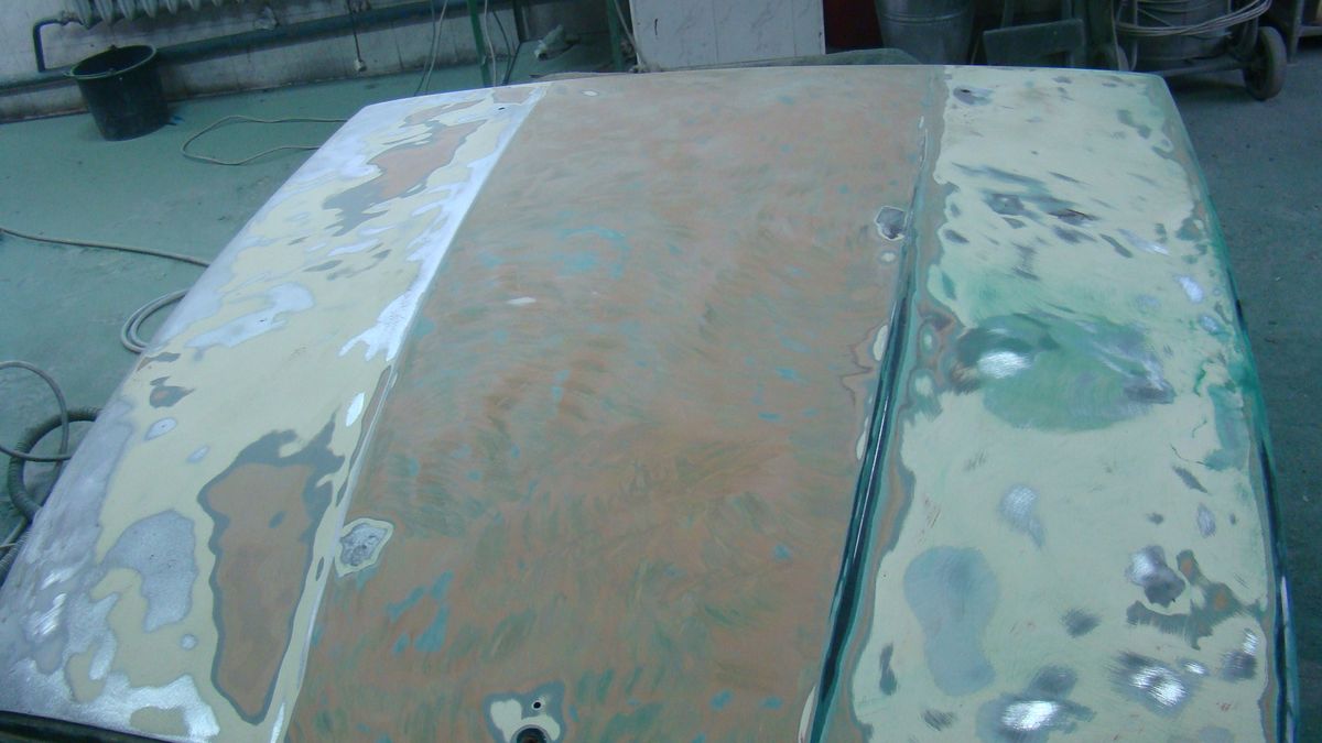 Mercedes 450 SL (R107) - prace nad pokrywą silnika 1