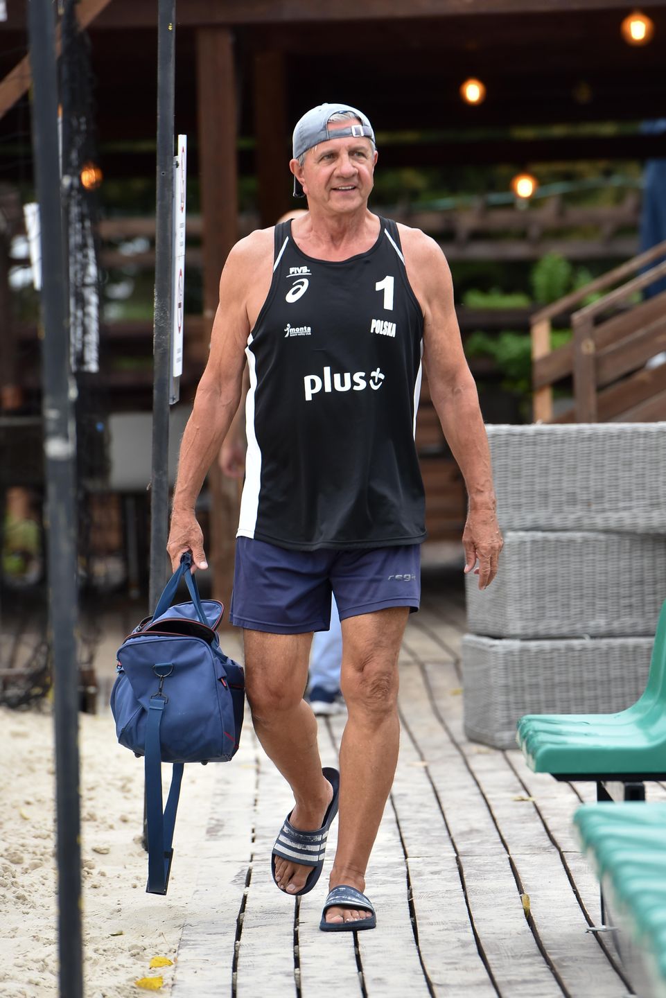 Zygmunt Chajzer gra w siatkówkę plażową