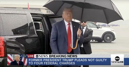 Donald Trump zaliczył wpadkę. Zachował się bardzo nieelegancko