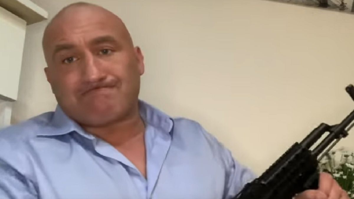 Marcin Najman z bronią