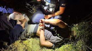 Jeździł pijany i groził bronią. Złapali go, gdy spał w aucie