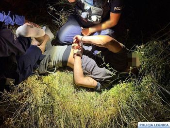 Jeździł pijany i groził bronią. Złapali go, gdy spał w aucie