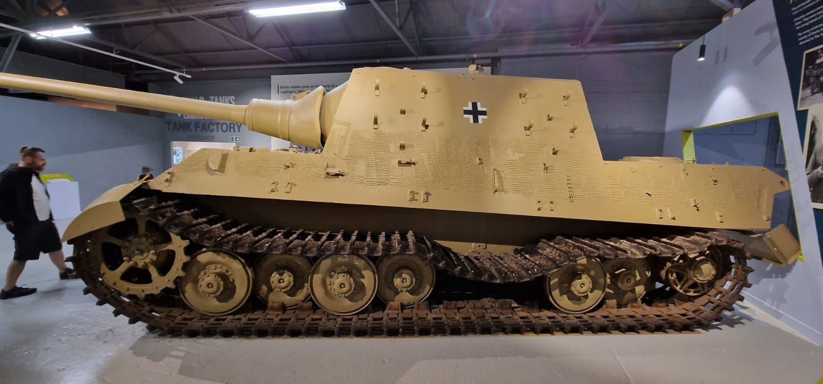 Jagdtiger - potężny niszczyciel czołgów  z działem Pak 44 L/55 128 mm wykorzystujący podwozie Tygrysa II.
