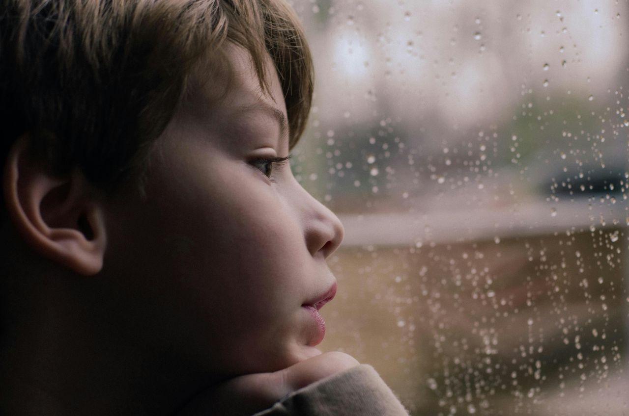 Domowe sposoby na nudę w deszczowe dni – kreatywne zabawy dla całej rodziny