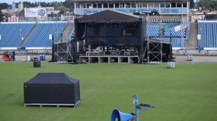 Scena już stoi! Trwają ostatnie przygotowania do wielkiego koncertu na Smoku z okazji Dni Leszna