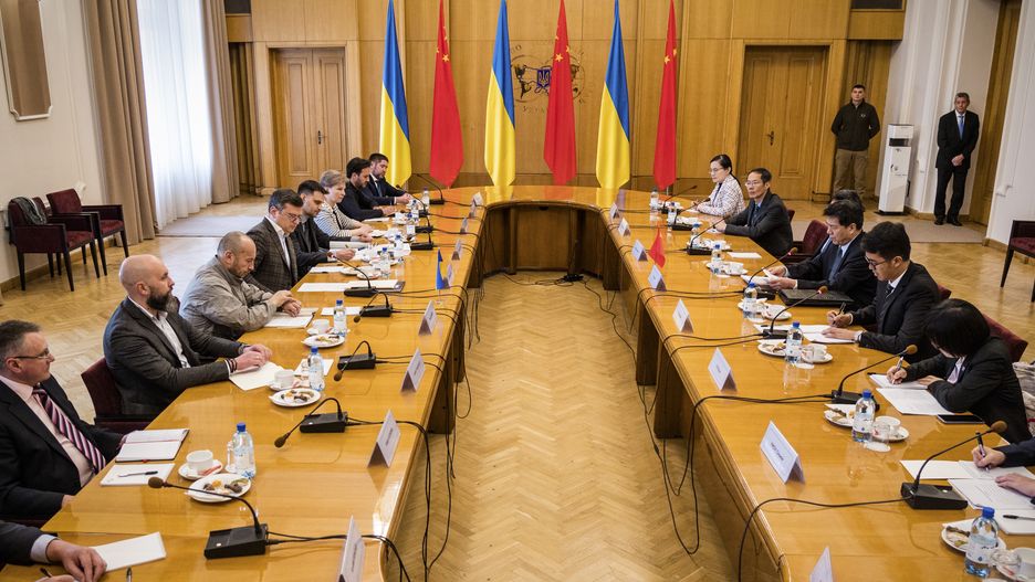 Spotkanie chińskiego dyplomaty Li Huia z przedstawicielami Ukrainy, Kijowie, Ukraina, 17 maja 2023 r.