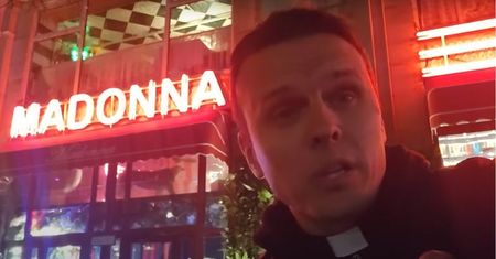 Ksiądz poszedł do kontrowersyjnej restauracji. Nie wytrzymał. "Ja się czuję obrażany"