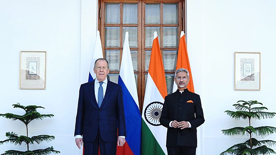 A handout photo made available by the Indian ministry of external affairs showing Indian External Affairs Minister Dr. S. Jaishankar welcoming Minister of Foreign Affairs of the Russian Federation Sergey Lavrov (L) in New Delhi, India 01 April 2022. Lavrov is on a day long visit to New Delhi. EPA/INDIAN MINISTRY OF EXTERNAL AFFAIRS HANDOUT HANDOUT EDITORIAL USE ONLY/NO SALES Dostawca: PAP/EPA.