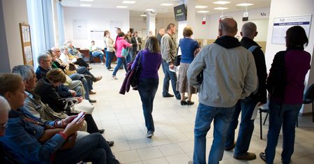 Pracownicy tygodniami czekają w kolejce do lekarza. Firmy pod ścianą