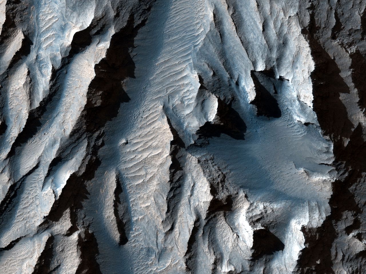 Niesamowite zdjęcie kanionu na Marsie. NASA ujawnia kadr z HiRISE