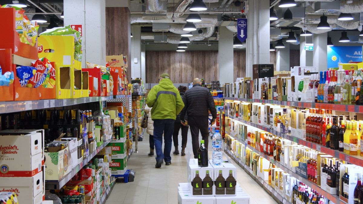 Stock MaBaPHOTO: ZOFIA I MAREK BAZAK / EAST NEWS   Warszawa Praga Polnoc Plac Konesera, Centrum Praskie Koneser N/z zakupy w sklepie Aldi - stoisko z alkoholemZOFIA BAZAK