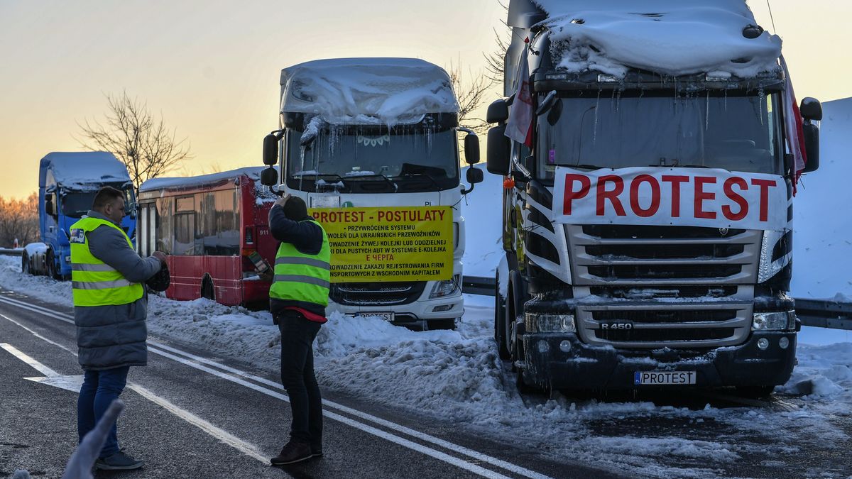 Hrebenne, 04.12.2023. Protest przewoźników przed przejściem granicznym w miejscowości Hrebenne, przy którym, 4 bm. odbyła się konferencja prasowa ministra infrastruktury. Tematem spotkania były działania Ministerstwa Infrastruktury, związane z protestem przedstawicieli branży transportowej. (amb) PAP/Wojtek Jargiło