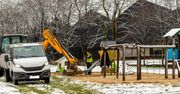 Śląskie. Wielkie kopanie placów zabaw w Bytomiu. Mimo śniegu wymieniają piasek