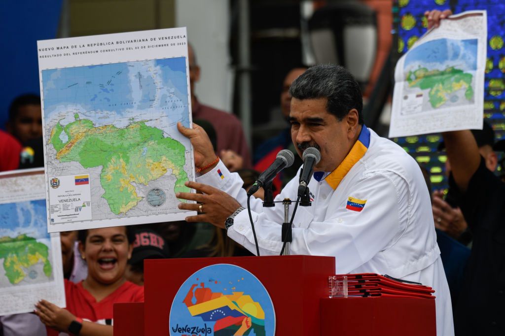 Venezuela «se apoderó» de un campo petrolero en otro país.  Los americanos extraen petróleo allí.