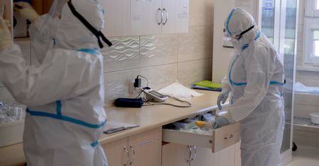 Chiny. Wykryli trzy przypadki COVID-19. Władze przetestują całe miasto