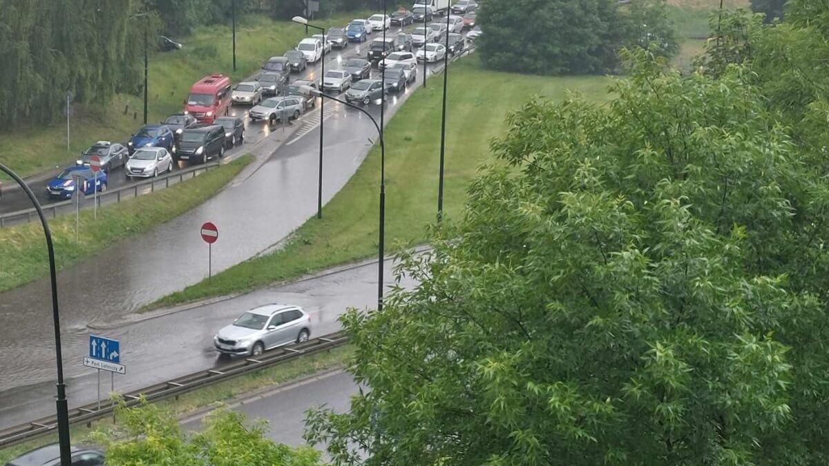 Zalegająca woda na jezdni al. Tysiąclecia