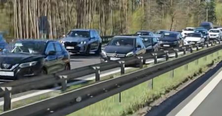 Trasa nad Bałtyk. Zaczął nagrywać. "Tam pół Polski jedzie"