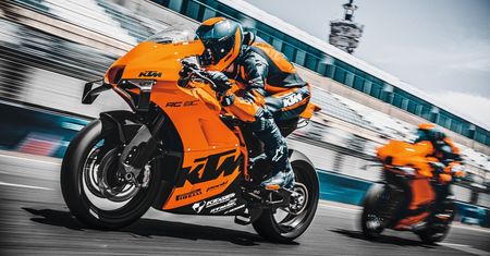 KTM złamało postanowienie. Austriacy testują drogową wersję modelu RC 8C
