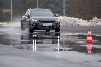 Nowe nieoznakowane wozy policji. Wybrali nietypową markę