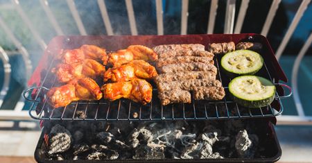 Grillowanie na balkonie. Jak to robić bezpiecznie i zgodnie z prawem?