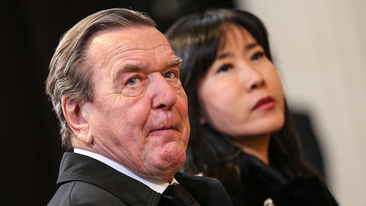 POTSDAM, GERMANY - JANUARY 21: Gerhard Schröder and Frau Kim So-Yeon attend a memorial service for recently deceased Manfred Stolpe at the Nicholas Church on January 21, 2020 in Potsdam, Germany. Stolpe served as German Minister of Transport from 2002 to 2005 and governor of Brandenburg state from 1990 to 2002. (Photo by Andreas Gora-Pool/Getty Images)