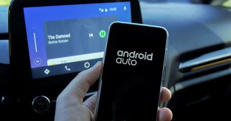 Za parkowanie zapłacisz w Android Auto. Drugi bank w Polsce wprowadzi taką usługę