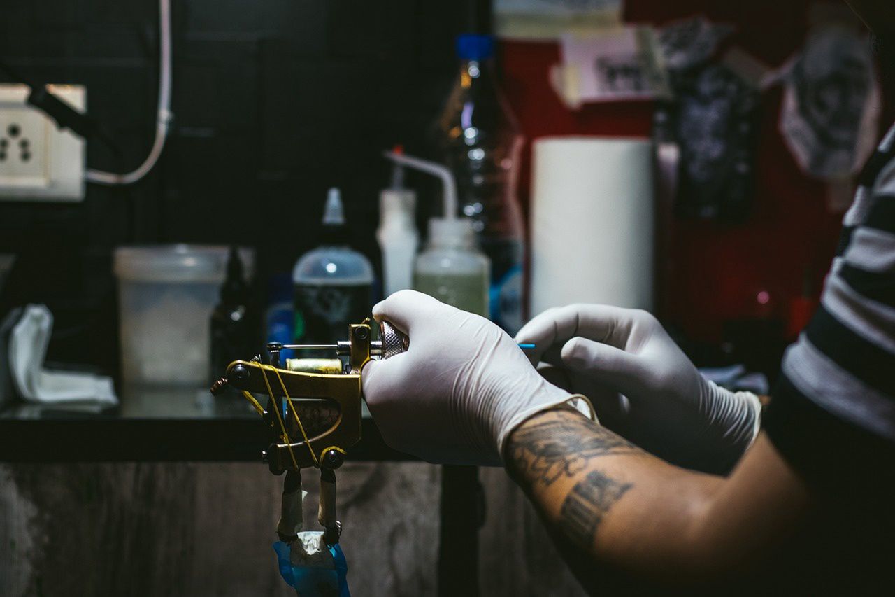 Śmierć mężczyzny w salonie tatuażu. Prokuratura podjęła decyzję