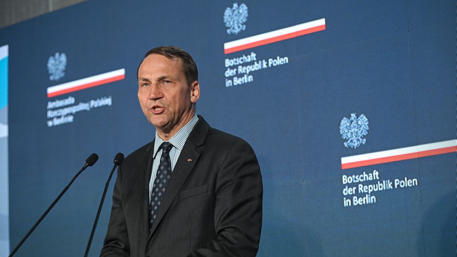 Rados�aw Sikorski
Berlin, Niemcy, 04.06.2025. Minister spraw zagranicznych RP Rados�aw Sikorski przemawia na otwarciu Forum Polsko-Niemieckiego w polskiej ambasadzie w Berlinie, 4 bm. Podczas wydarzenia zosta�a wr�czona nagrod� za Szczeg�lne Zas�ugi dla Rozwoju Stosunk�w Polsko-Niemieckich, kt�ra wyr�nia osoby i instytucje dzia�aj�ce na rzecz dialogu i wsp�pracy mi�dzy oboma krajami. (aldg) PAP/Marcin Obara
Marcin Obara
dyplomacja, MSZ, polityk, polityka, wizyta, zagraniczna, ambasadzie rp, forum polsko-niemieckiego, otwarcie otwarcia, w berlinie