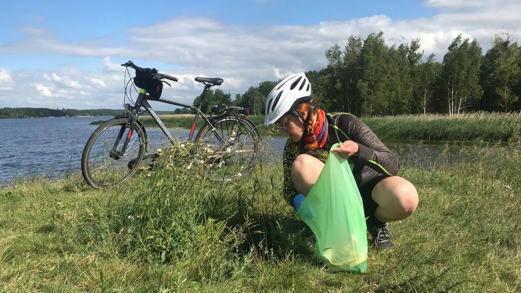 Wychodząc z domu, pani Katarzyna zabiera ze sobą worek na śmieci. Niestety, bardzo szybko go zapełnia