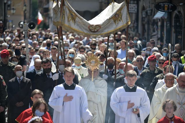 Warszawa, 03.06.2021. Procesja z Najświętszym Sakramentem z okazji Uroczystości Najświętszego Ciała i Krwi Chrystusa, 3 bm. na ulicach Starego Miasta w Warszawie. Procesja przeszła z bazyliki archikatedralnej św. Jana Chrzciciela do katedry polowej Wojska Polskiego. (aldg) PAP/Marcin Obara